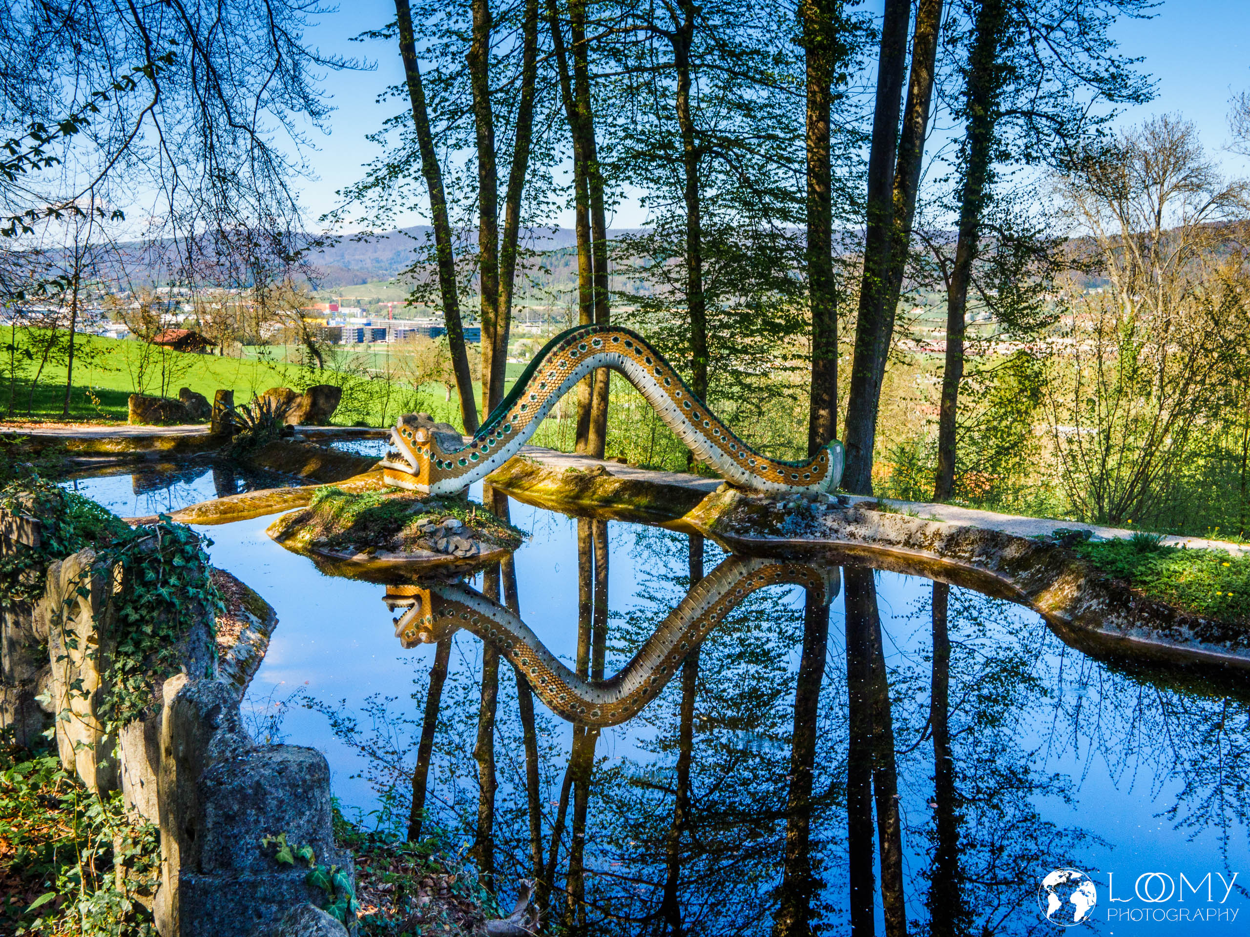 Hausweiher mit Schlangenbrücke