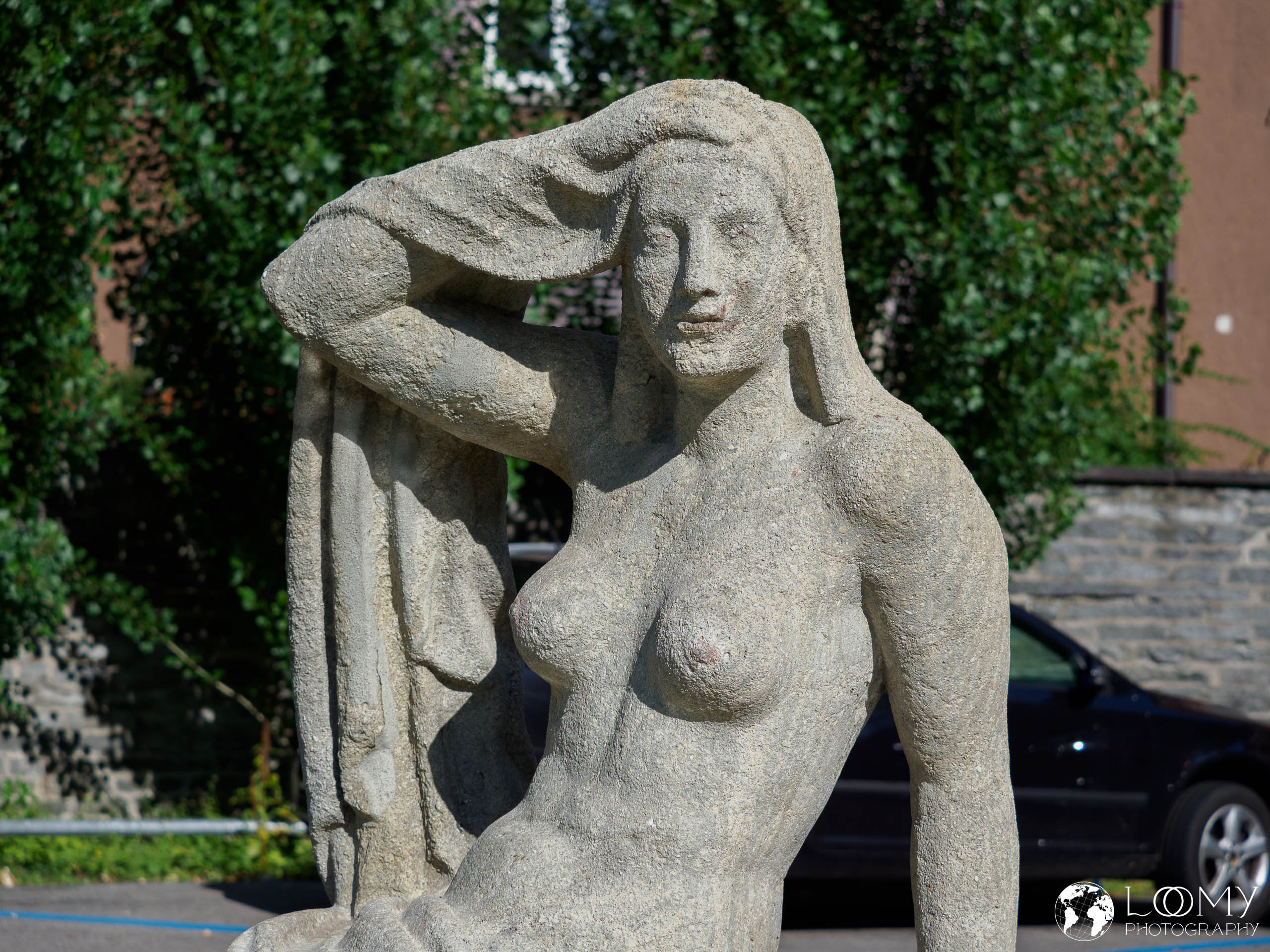 Brunnen mit 2 Frauenfiguren