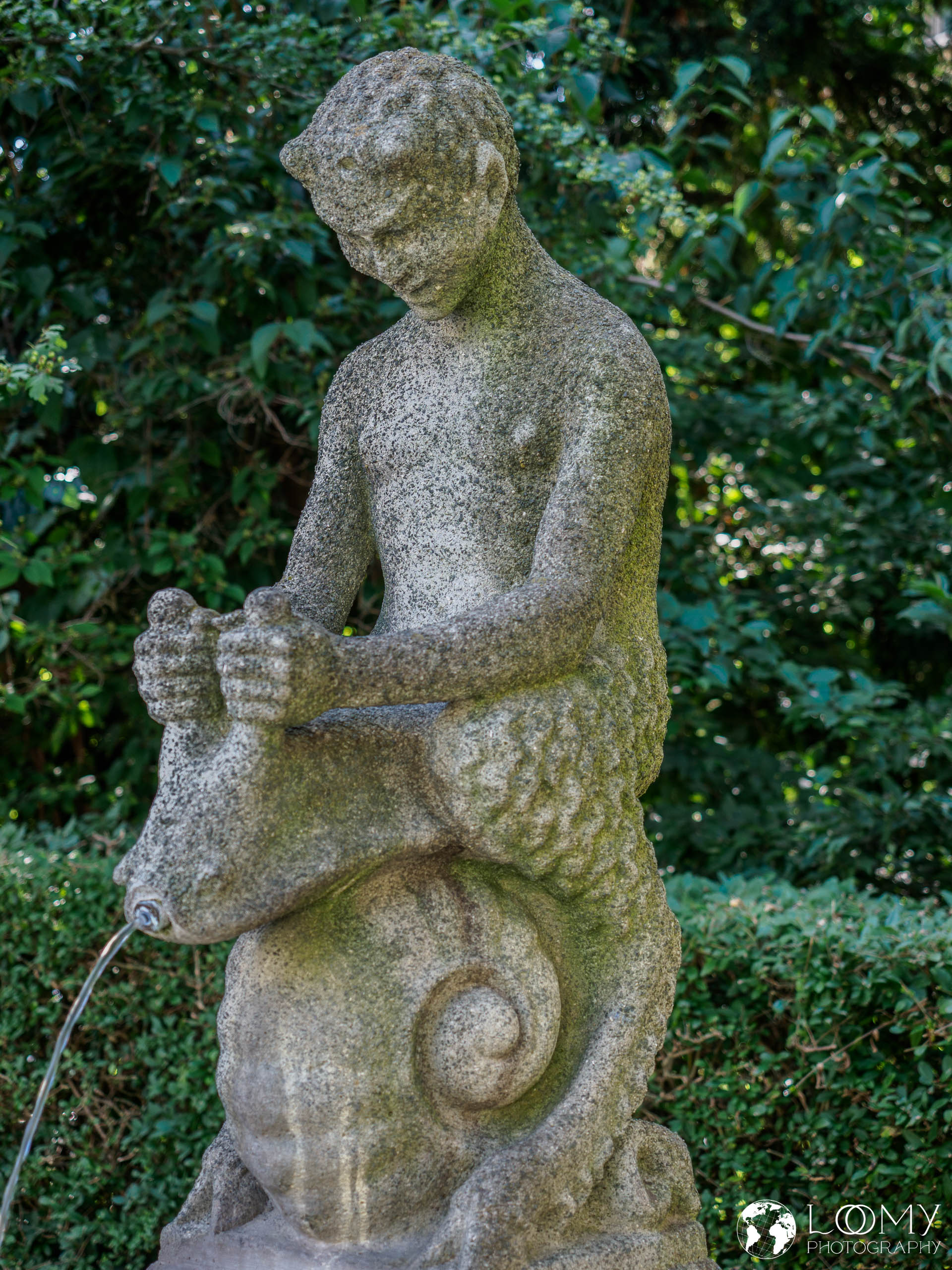 Faun auf Schnecke reitend