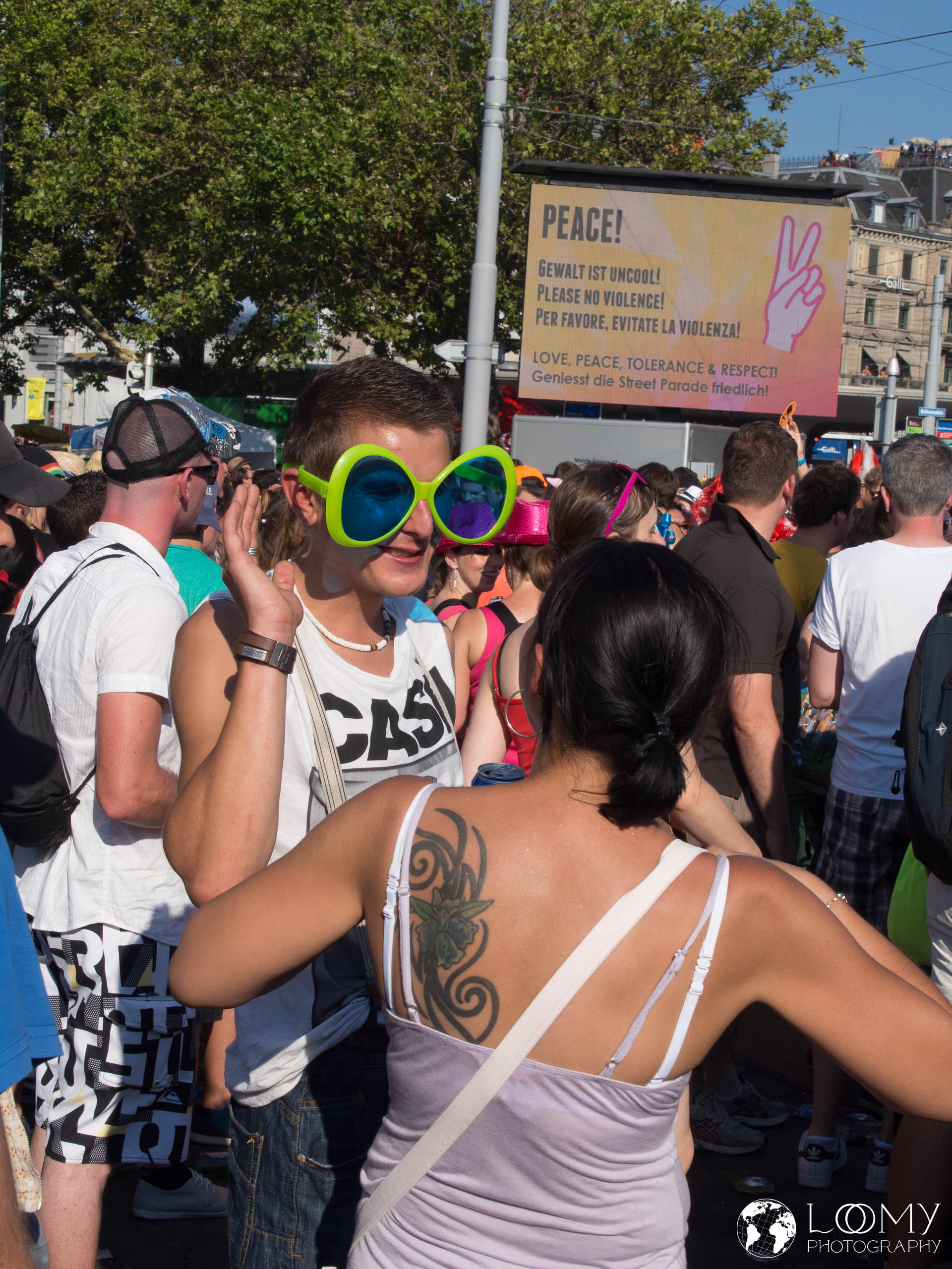 Damit ich dich besser sehen kann. Dahinter Peace: Gewalt ist uncool!