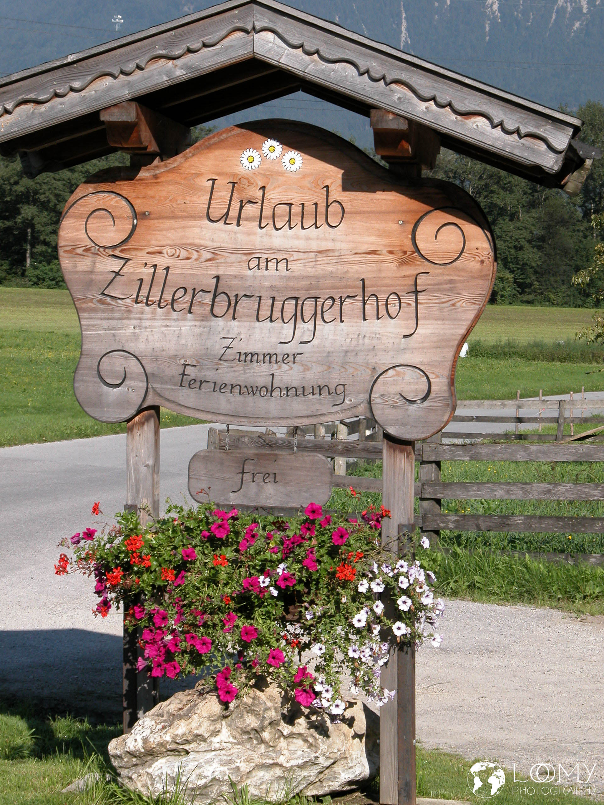 Zillergruggerhof mit schönen Blumen