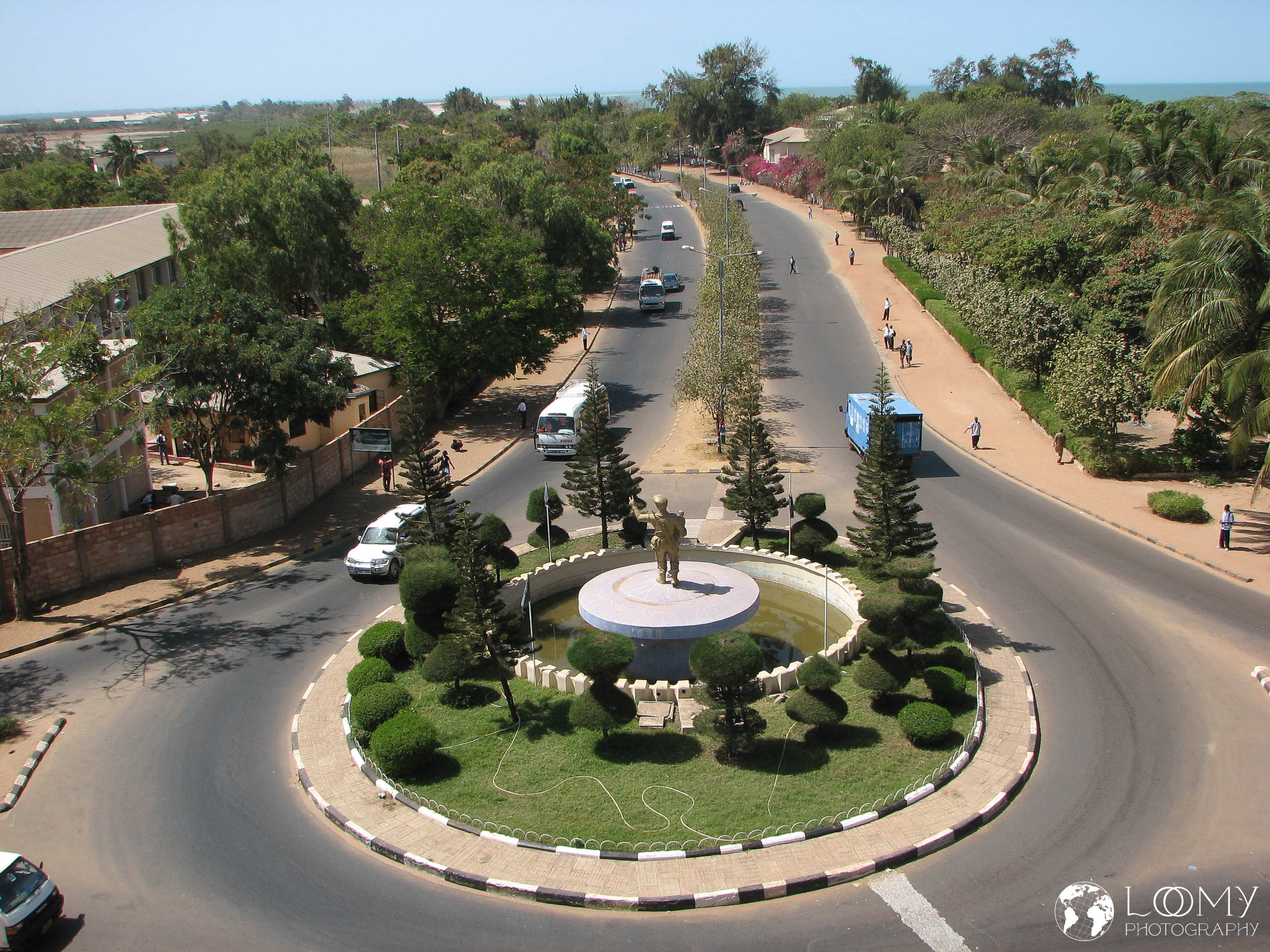 Blick vom Triumphbogen auf Banjul